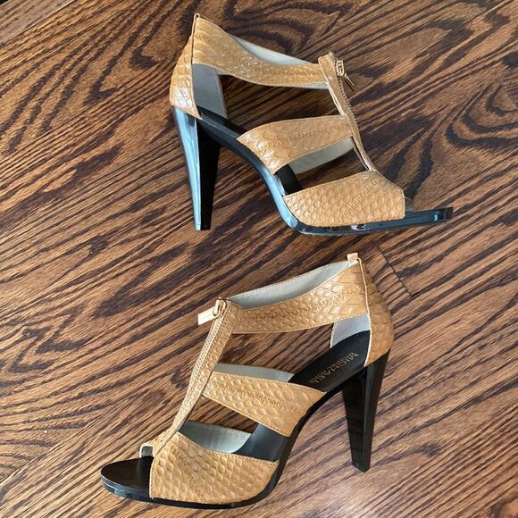 Michael Kors Women’s 9.5 Berkley T Strap Peanut Embossed Sandal Zip Up - Picture 5 of 7